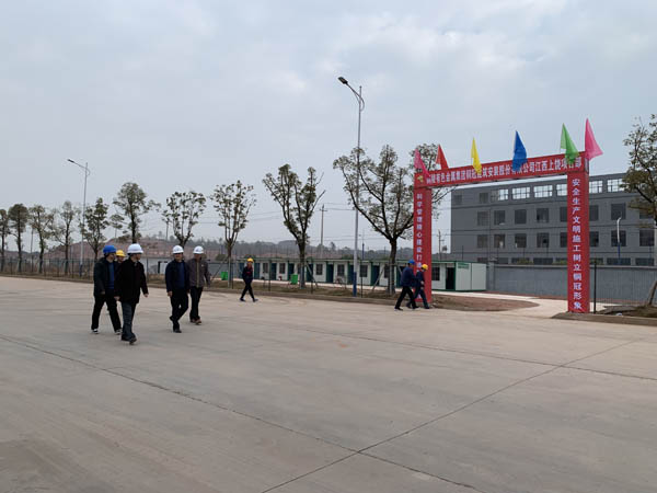 公司領(lǐng)導(dǎo)到江西匯盈電解項(xiàng)目指導(dǎo)工作 公司領(lǐng)導(dǎo)到江西匯盈電解項(xiàng)目指導(dǎo)工作